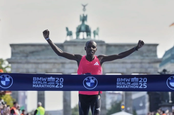 Sabastian Sawe về đích đầu tiên tại Berlin Marathon 2025. Ảnh: AP
