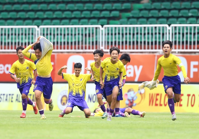 Niềm vui của U14 Hà Nội sau khi thắng luân lưu để lên ngôi vô địch. Ảnh: Hoàng Tùng