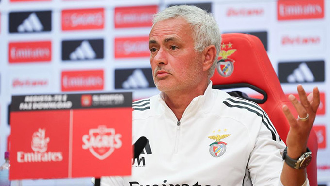 HLV Mourinho khẳng định chưa liên hệ với Real Madrid