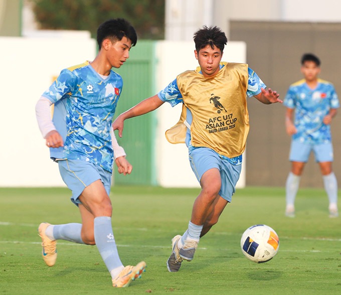 Bầu không khí trên sân tập U17 Việt Nam khá thoải mái và vui vẻ - Ảnh: VFF 