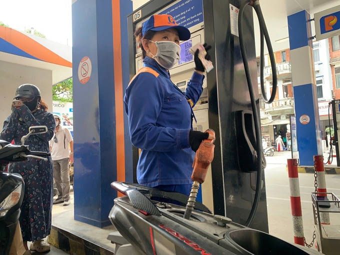 Giá xăng dầu hôm nay 15/5: Xăng RON95 giảm về sát 24.000 đồng/lít