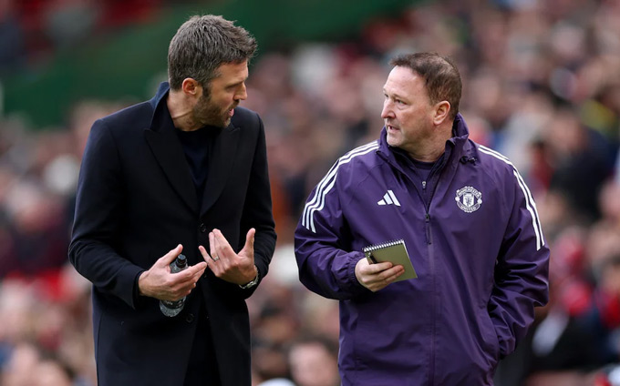 Holland (phải) là trợ lý đắc lưc của Carrick tại MU