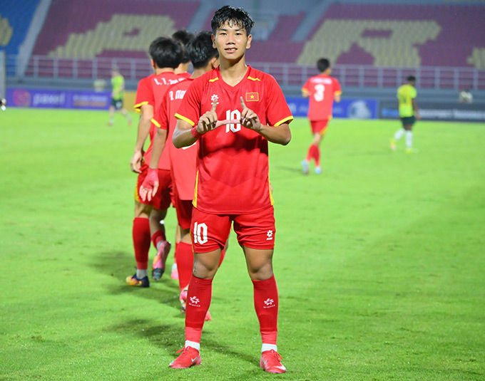Nguyễn Lực vừa khiến cả châu Á chú ý khi ghi bàn thắng đá phạt đẹp mắt giúp U17 Việt Nam đánh bại UAE - Ảnh: VFF 