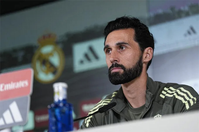 HLV Arbeloa chỉ trả lời 7 câu hỏi trước khi rời buổi họp báo