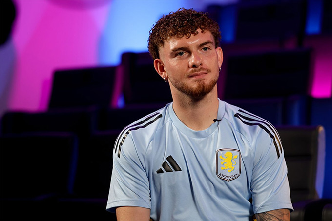 Elliott không có nhiều cơ hội thi đấu tại Aston Villa