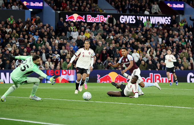 Watkins đã lập cú đúp trước Liverpool