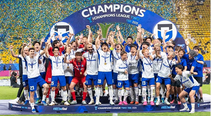 Gamba Osaka giương cao chiếc Cúp vô địch
