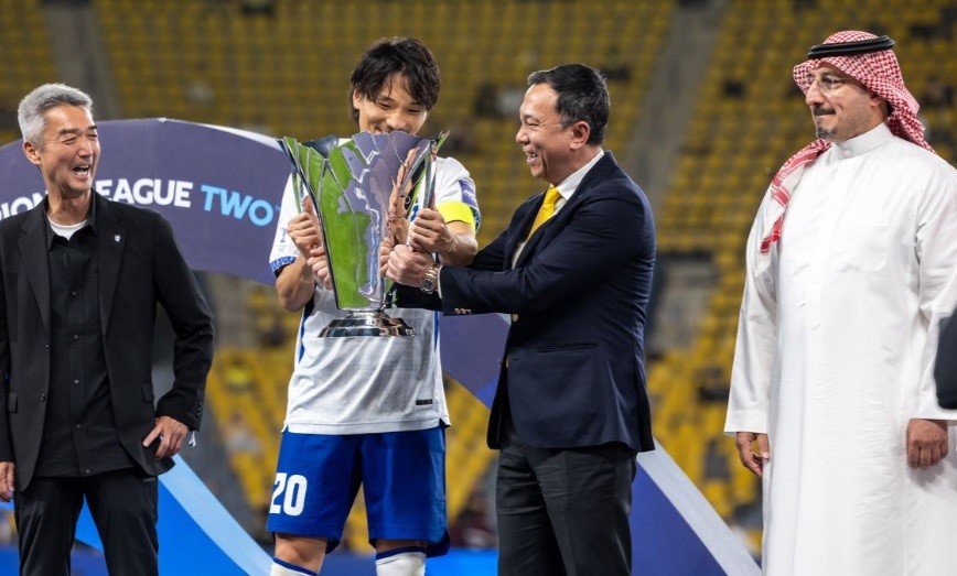 Chủ tịch VFF Trần Quốc Tuấn trao cúp vàng cho Gamba Osaka sau khi CLB của Nhật thắng Al Nassr của Ronaldo