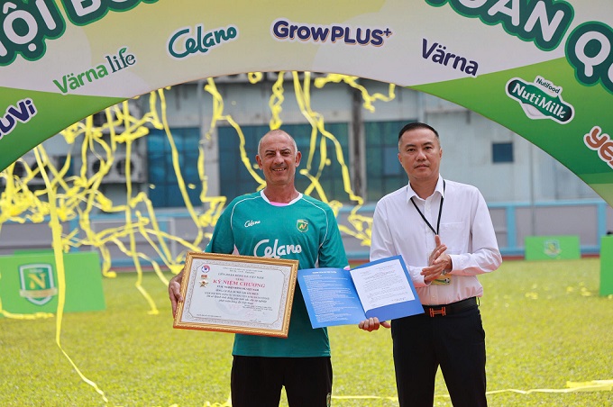 Thay mặt VFF, Phó chủ tịch Nguyễn Xuân Vũ đã trao Kỷ niệm chương cho HLV Guillaume Graechen. Ảnh: Đông Huyền