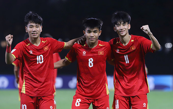 Minh Thuỷ (giữa) ghi 1 bàn cùng 1 đường kiến tạo - Ảnh: VFF 