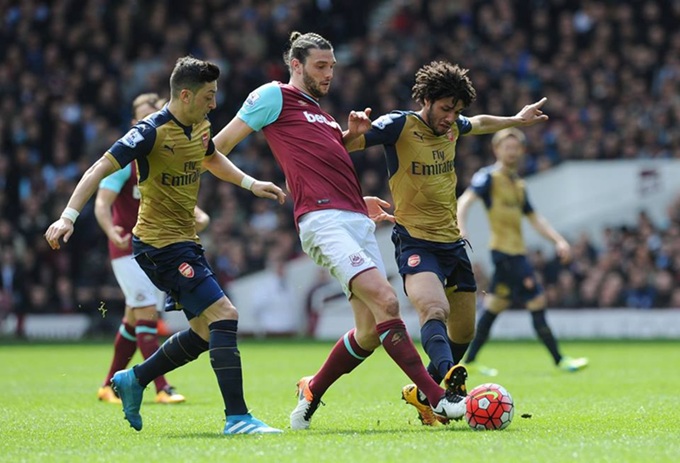 Arsenal và West Ham đã tạo ra một đêm điên rồ