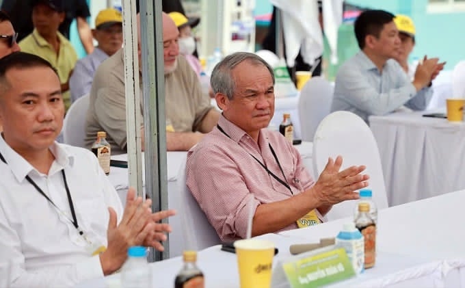 Ông Đoàn Nguyên Đức (phải) cùng Phó chủ tịch VFF Nguyễn Xuân Vũ dự lễ trao Kỷ niệm chương cho thầy "Giôm"