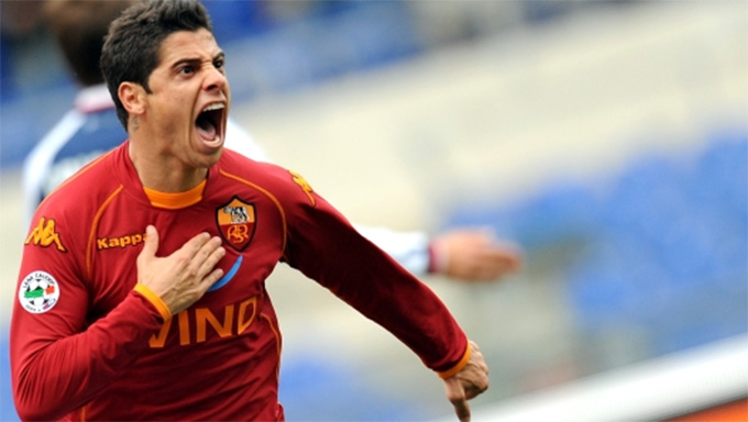 Cicinho càng nghiện rượu hơn khi tới Roma