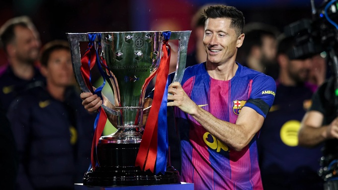 Lewy giương cao chiếc Cúp vô địch cùng Barca