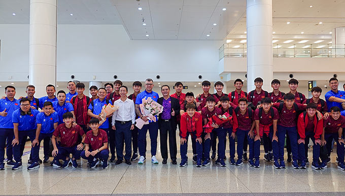 Ông Nguyễn Quốc Hội – Uỷ viên Thường trực BCH VFF, ông Nguyễn Minh Châu – Phó Tổng thư ký VFF đại diện VFF tới đón và chúc mừng U17 Việt Nam