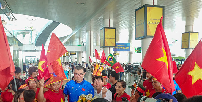Người hâm mộ vây kín U17 Việt Nam