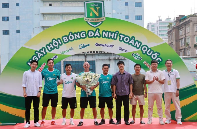 Nhà cầm quân người Pháp đón nhận Kỷ niệm chương bên cạnh những học trò của mình