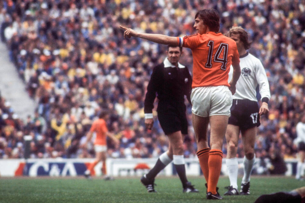Trong trận chung kết World Cúp 1974, Cruyff và đồng đội khiến thủ môn Sepp Maier là cầu thủ Tây Đức chạm bóng đầu tiên, khi vào lưới nhặt bóng