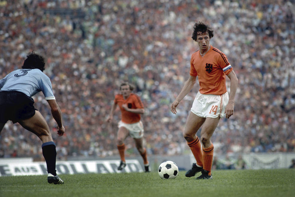 Cruyff chuẩn bị cho một động tác lừa bóng "lườm rau gắp thịt' mang tên ông: Cruyff Turn