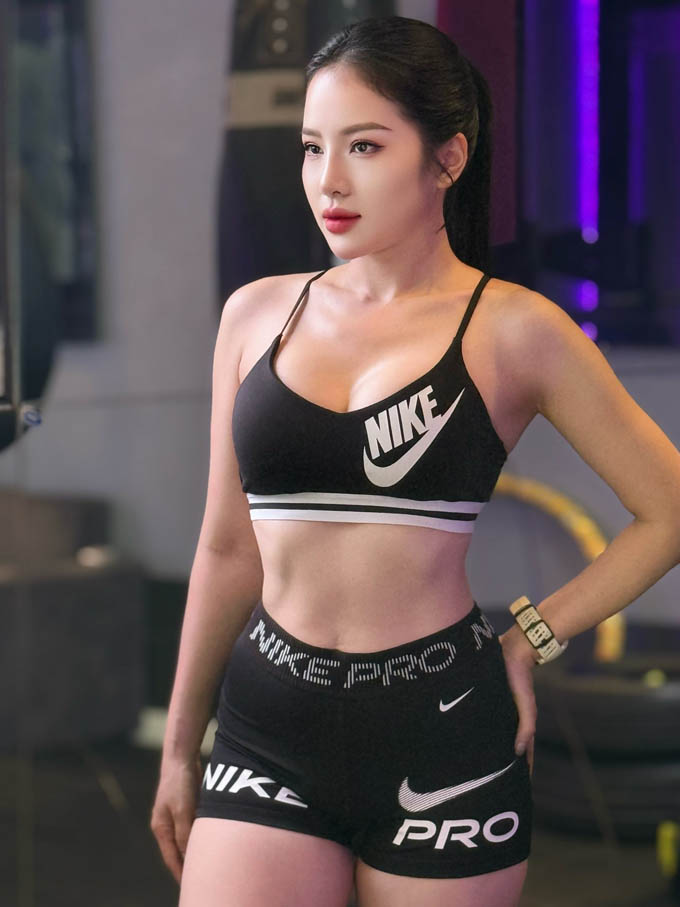 Loan Barbie gây 'xôn xao' trong phòng tập gym