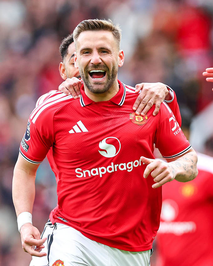 Niềm vui của Shaw sau khi ghi bàn - Ảnh: @livescore