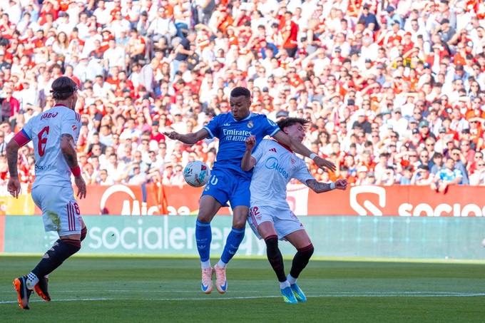 Kylian Mbappe tả xung hữu đột trước hàng thủ Sevilla sau khi trở lại đá chính cho Real Madrid