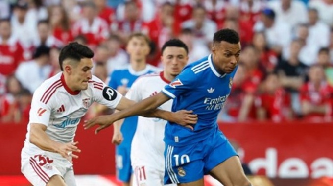Mbappe liên tục cho hậu vệ Sevilla "hít khói"