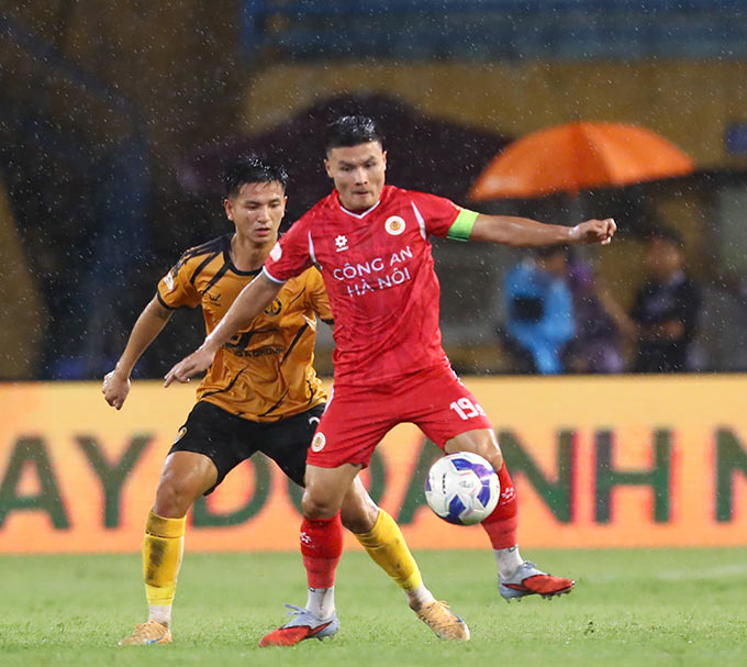 Tiền vệ Nguyễn Quang Hải cân bằng kỷ lục vô địch V.League sau khi cùng CAHN đăng quang mùa giải 2025/26