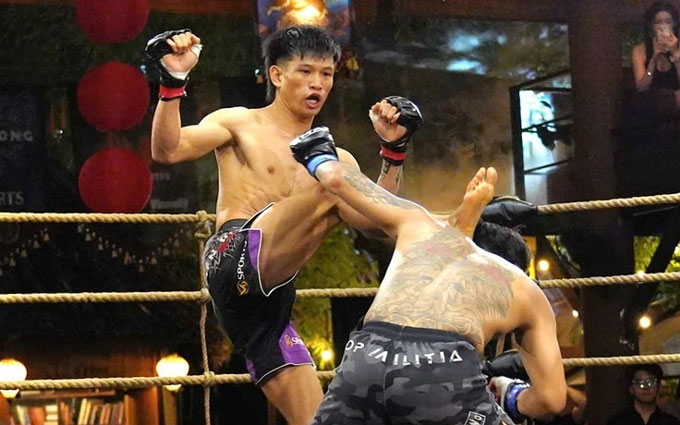 Bùi Trường Sinh tung cú đá uy lực hạ gục Brando Mamana tại sự kiện MMA Thần võ quốc tế GMA 07 năm ngoái