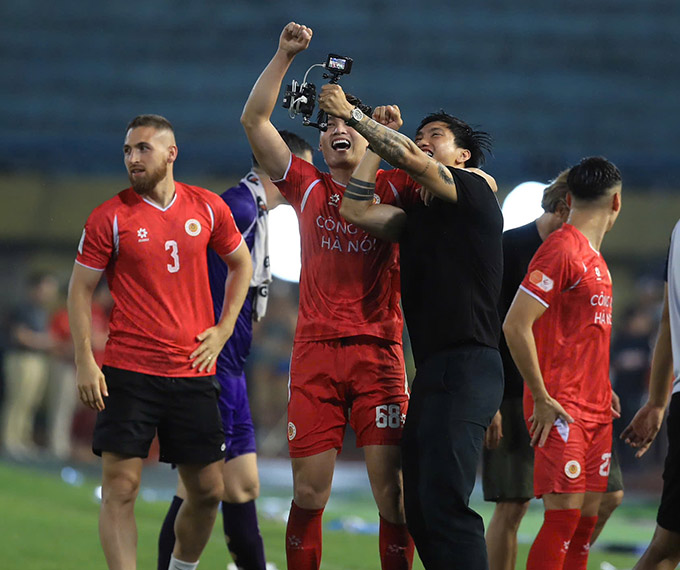 Niềm vui của các cầu thủ CAHN sau chức vô địch V.League