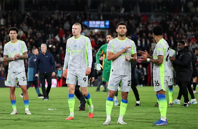 Man City dâng chức vô địch cho Arsenal