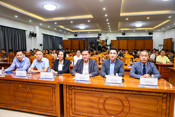 Đại diện lãnh đạo Cục Thể dục Thể thao Việt Nam, VFF đến dự - Ảnh: Đức Cường
