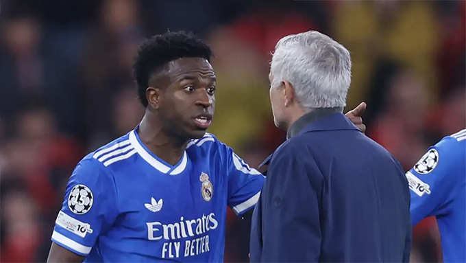 Tương lai của Vini tại Real không chắc chắn khi Mourinho ngồi "ghế nóng"