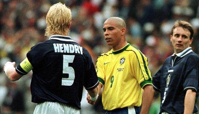 Hendry và Ronaldo Nazario tại World Cup 1998