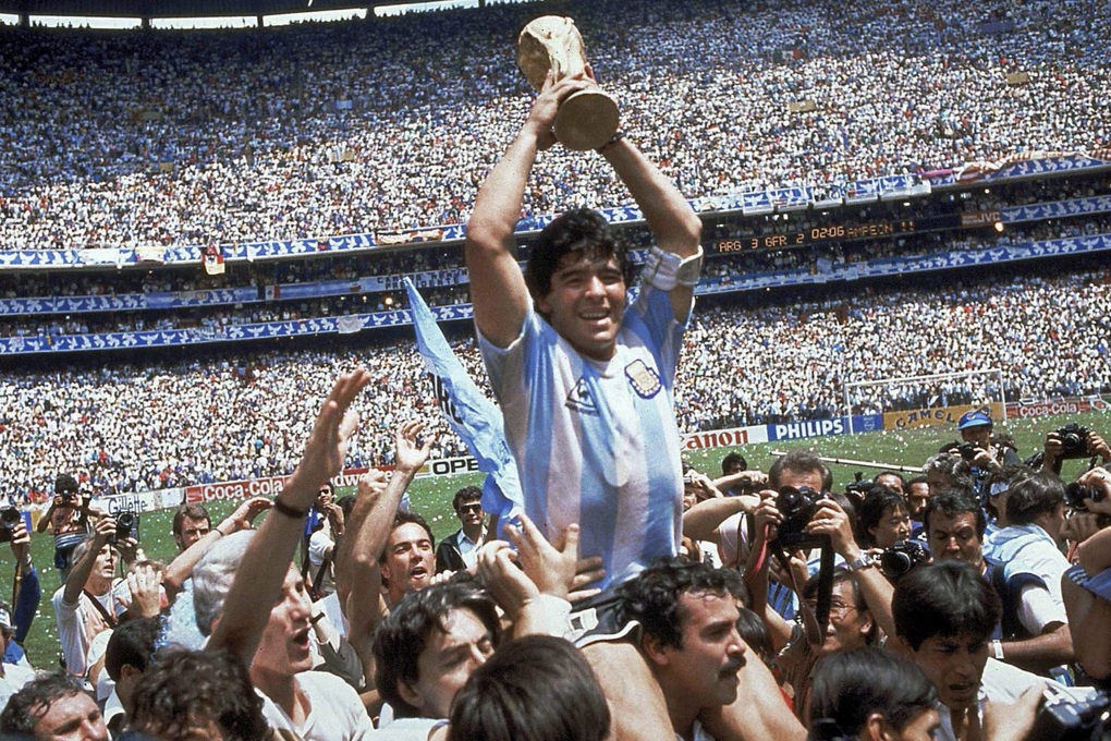 Nhưng tất cả đều không ngăn cản được Maradona nâng cao Cúp Vàng