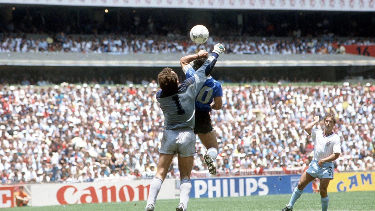 Không một góc máy nào chứng minh được Maradona có dùng tay đưa bóng vào lưới hay không