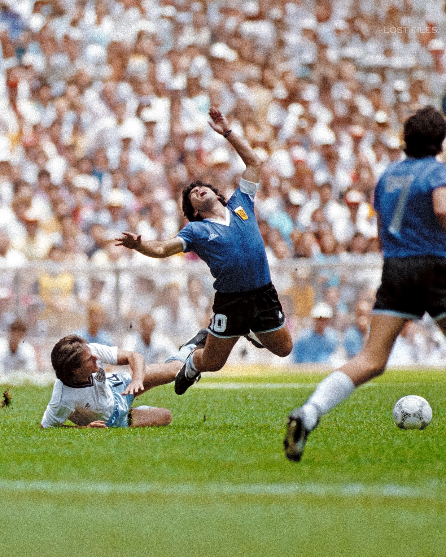 Maradona bị một đòn chặt chém từ một hậu vệ Anh
