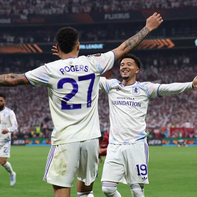 Sancho ăn mừng cùng Rogers sau chiến thắng trước Freiburg - Ảnh: @SimplyUtd