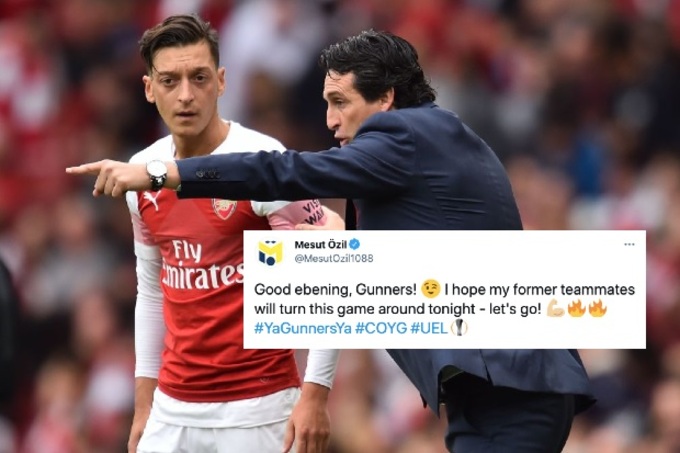 Thời còn dẫn dắt Arsenal, ngay cả các học trò như Ozil cũng đem Emery ra làm trò đùa. Ảnh: TalkSPORT
