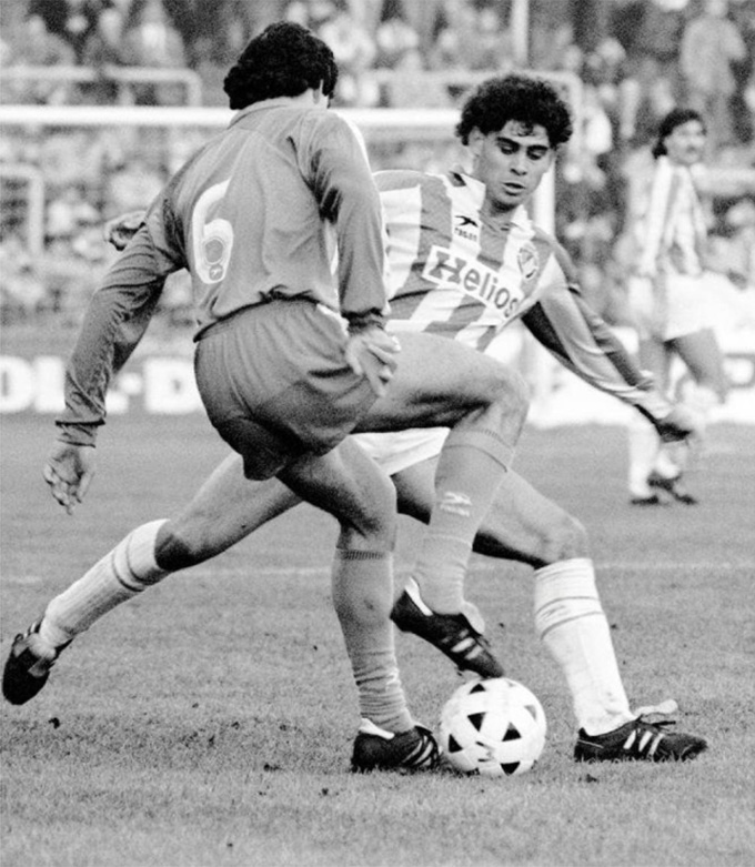 Fernando Hierro trong một trận đấu trong màu áo Valladolid