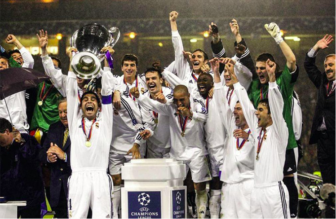 Fernando Hierro, đội trưởng Real Madrid, giơ cao chiếc cúp vô địch Champions League 