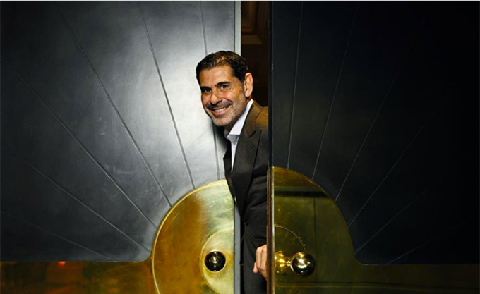 Với nụ cười rạng rỡ trên môi, Fernando Hierro hồi tưởng lại sự nghiệp huyền thoại của mình