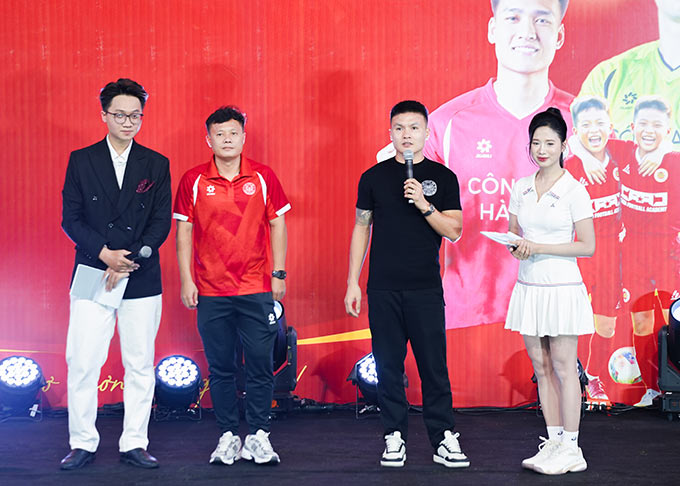 Trợ lý Thành Lương (áo đỏ) và tiền vệ Quang Hải (áo đen ở giữa) truyền cảm hứng cho các cầu thủ nhí