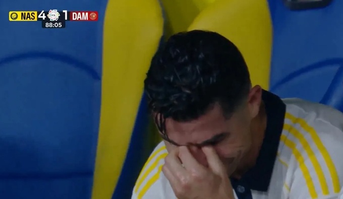 Cristiano Ronaldo khóc nức nở trong ngày vô địch