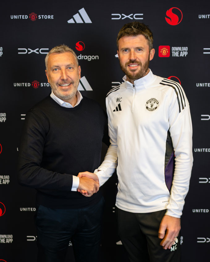Carrick chụp ảnh cùng Giám đốc bóng đá Jason Wilcox - Ảnh: manutd.com