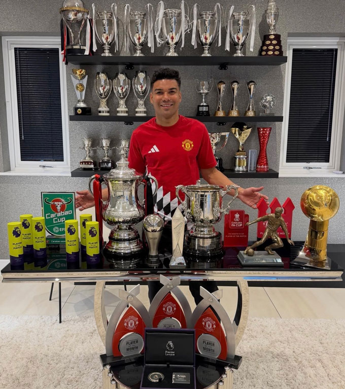 Casemiro khoe bộ sưu tập danh hiệu đồ sộ, trong đó có nhiều giải thưởng tại MU - Ảnh: @ManUtd