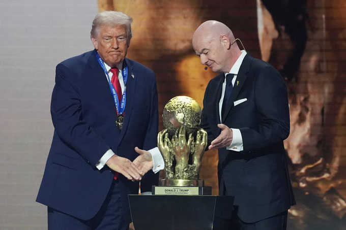 Tổng thống Donald Trump đã được Chủ tịch Gianni Infantino trao tặng giải thưởng hòa bình của FIFA tại lễ bốc thăm World Cup. Ảnh: Evan Vucci/AP