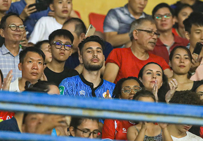 Trung vệ Julien Mouillon theo dõi trận đấu giữa CAHN với Thanh Hóa ở vòng 23 V.League 2025/26