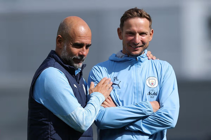 Trợ lý Pep Lijnders (phải) sẽ chia tay Man City ngay sau khi mùa giải khép lại