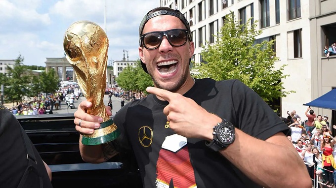 Lukas Podolski giải nghệ